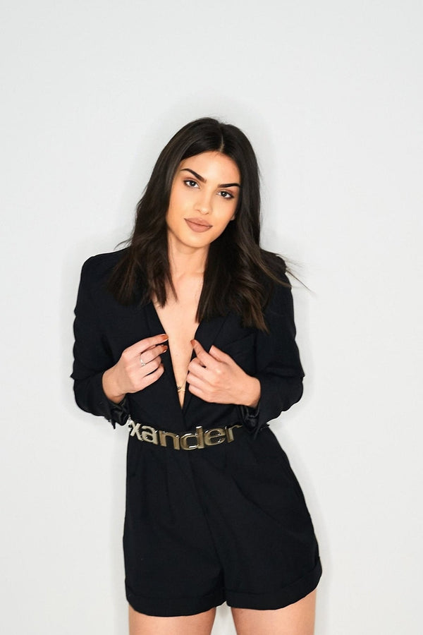Crni blazer kombinezon – McQueen vibe, naglašava siluetu.
