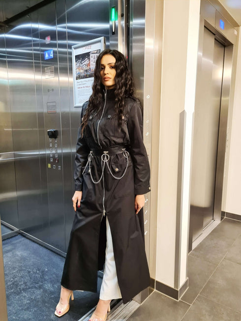 Baloner s remenom i metalnim lancima – Urban Power Look