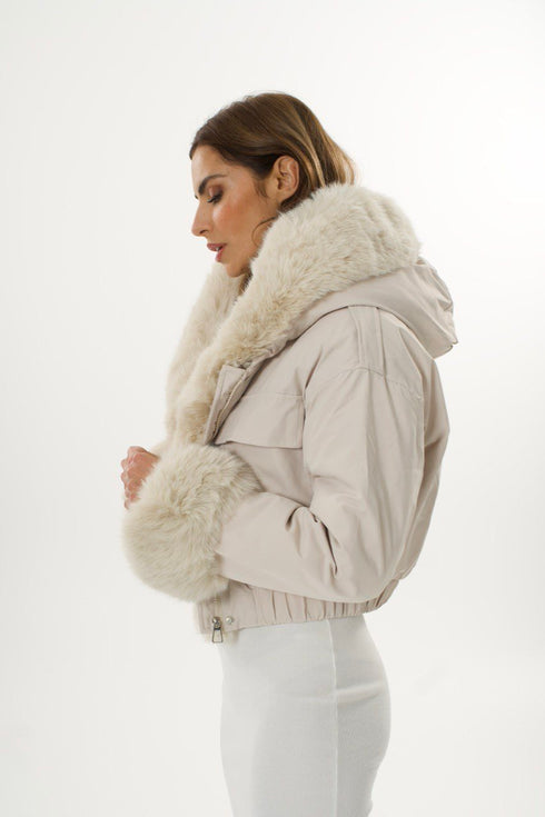 Krem jakna s umjetnim krznom – Soft Luxury layer