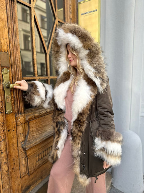 Luksuzna parka s prirodnim rakun krznom – Premium Winter Statement