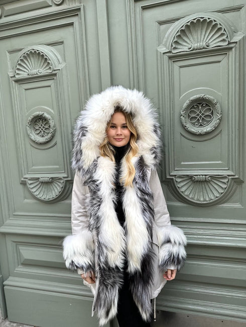 Luksuzna parka s prirodnim rakun krznom – Premium Winter Statement