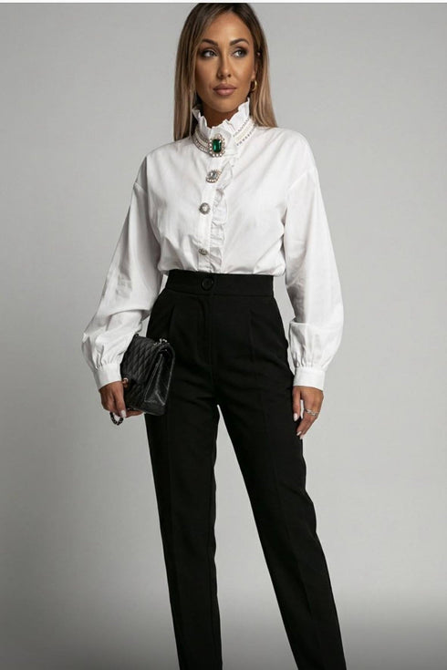 Bijela košulja s volanima – timeless chic