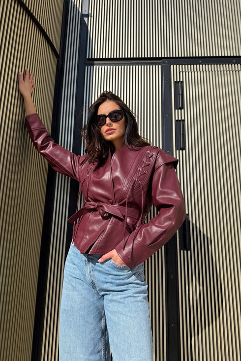 Statement bordo jakna s pojasom – Power Shape look