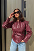 Statement bordo jakna s pojasom – Power Shape look