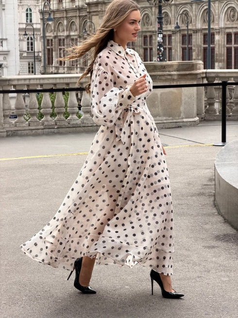 Bež haljina na tufne – Elegantna maxi haljina sa pojasom