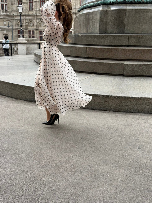 Bež haljina na tufne – Elegantna maxi haljina sa pojasom