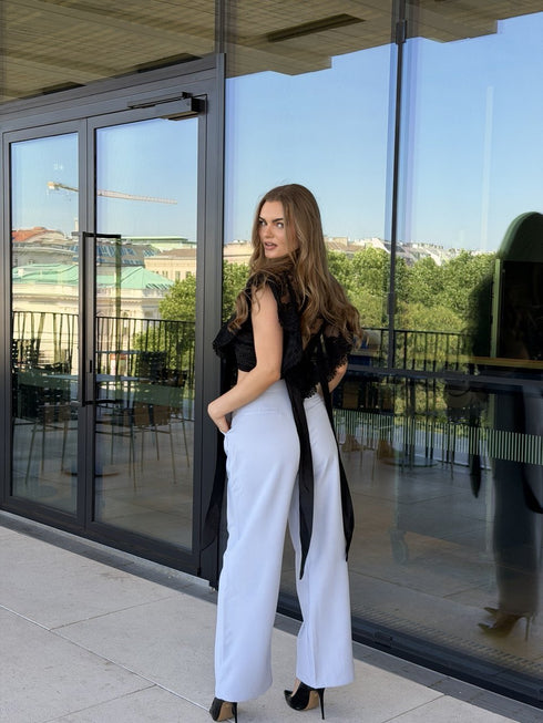Sivi tailored set koji oblikuje figuru – clean power look