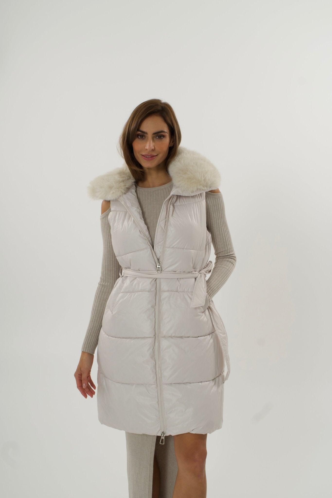 Dugi prsluk s krznom – Soft grey elegance