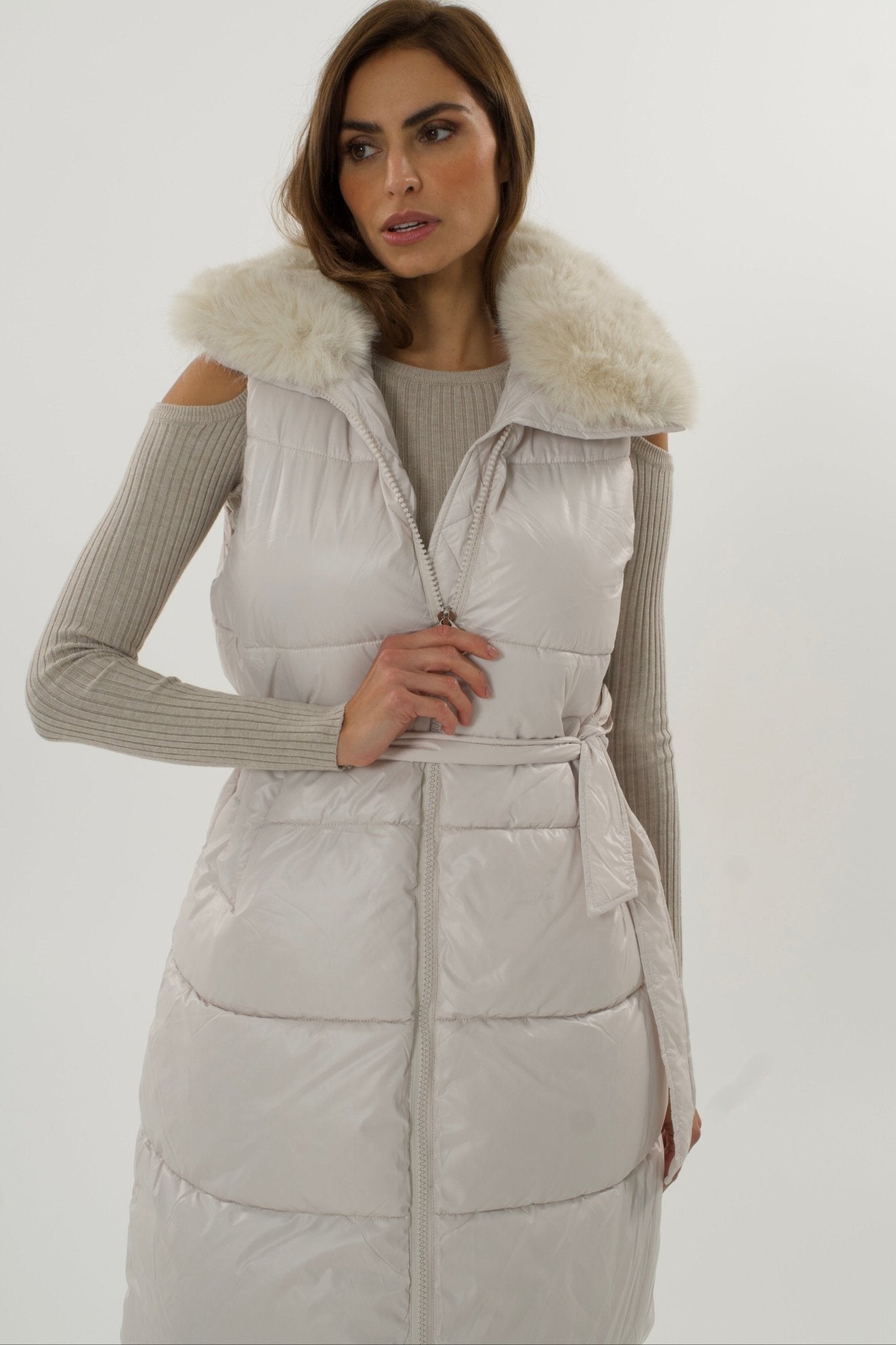 Dugi prsluk s krznom – Soft grey elegance