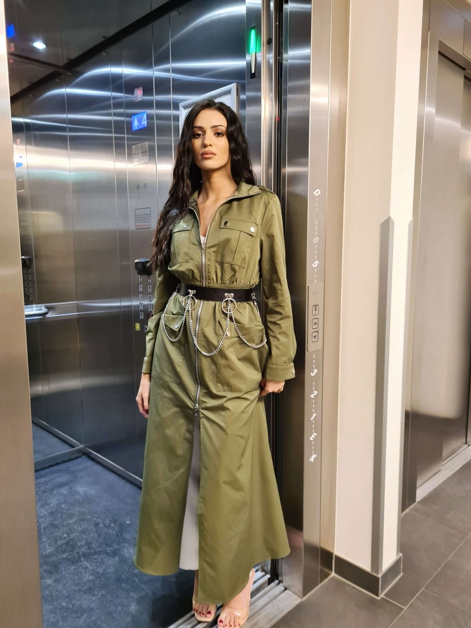 Baloner s remenom i metalnim lancima – Urban Power Look