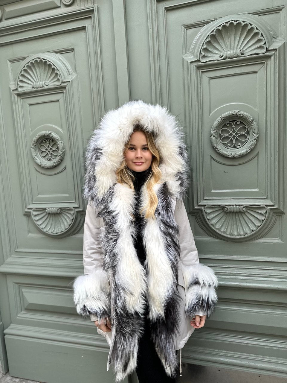 Luksuzna parka s prirodnim rakun krznom – Premium Winter Statement