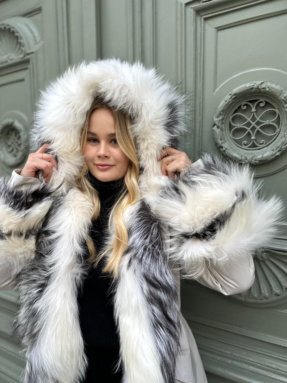 Luksuzna parka s prirodnim rakun krznom – Premium Winter Statement
