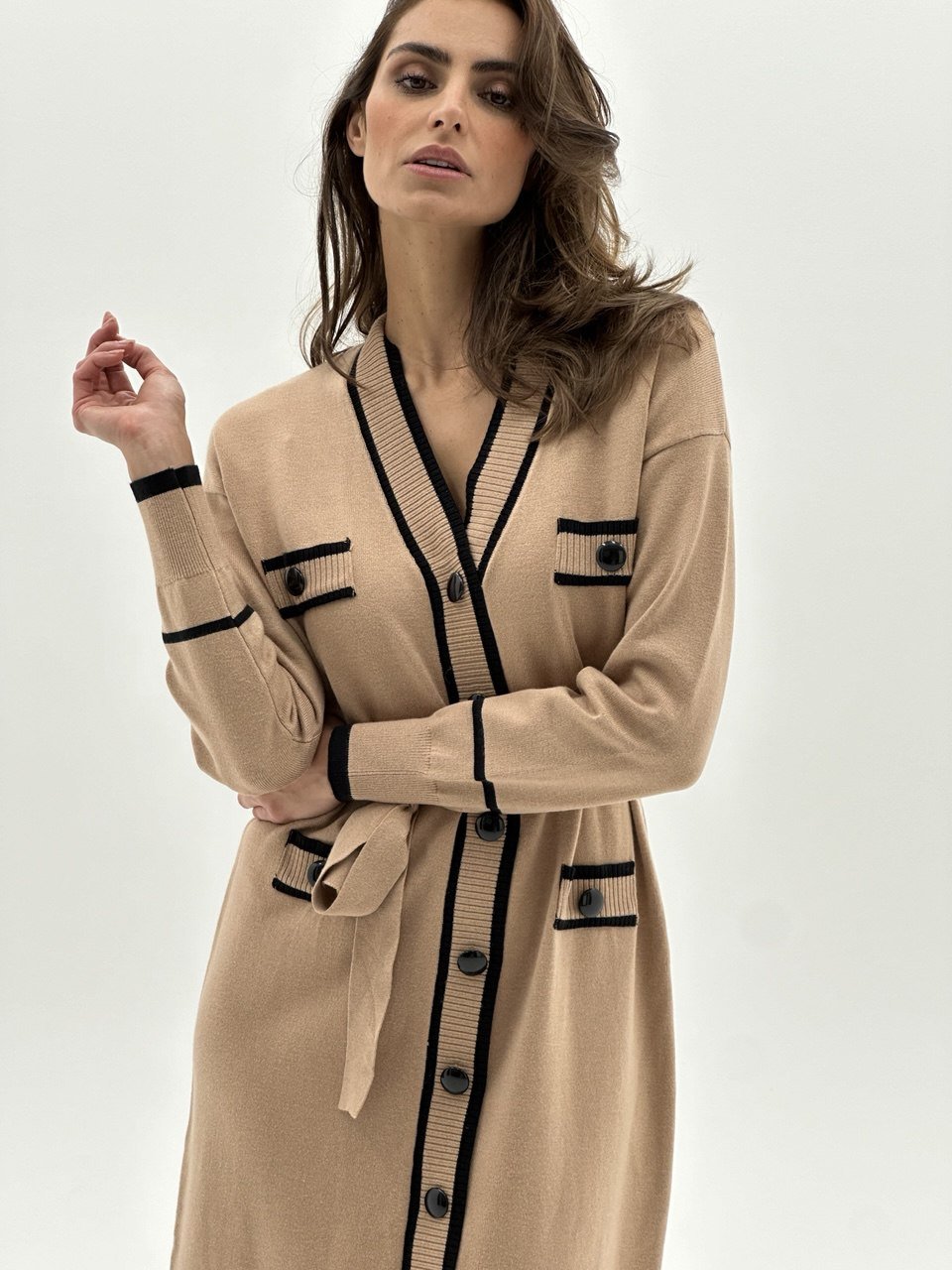 Bež knit haljina s paspulom i remenom – Soft Chic look