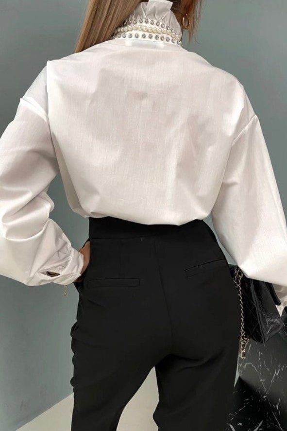Bijela košulja s volanima – timeless chic
