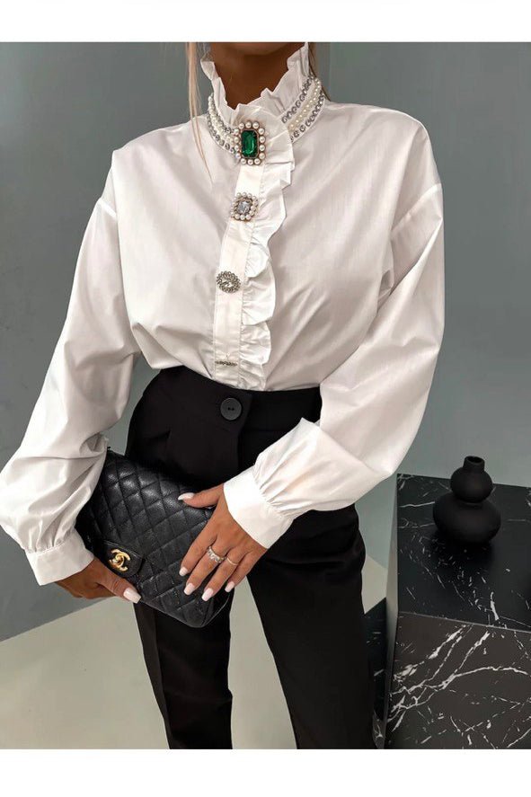 Bijela košulja s volanima – timeless chic